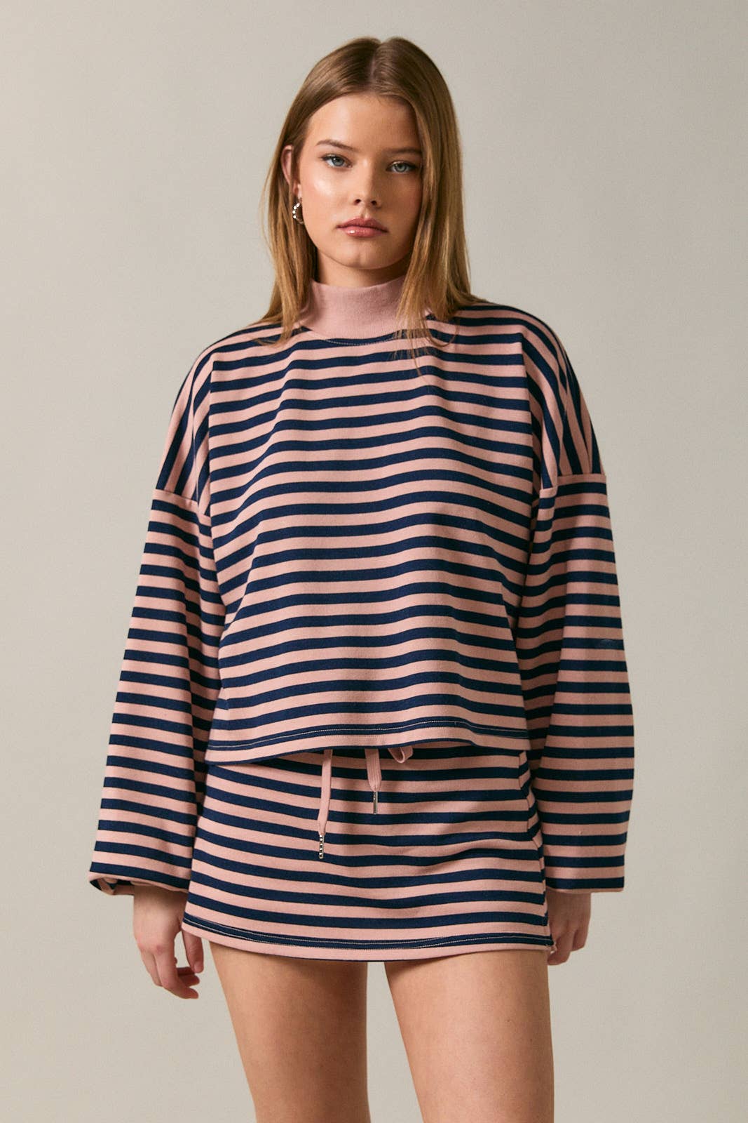 LONG SLEEVE MOCK NECK STRIPED BOXY SWEATSHIRT